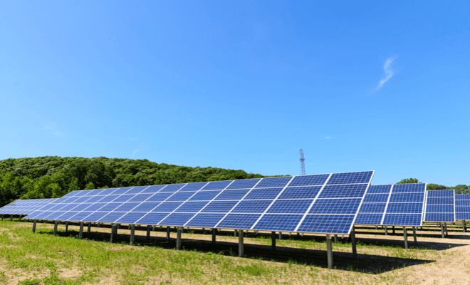 広大な土地に広がる太陽光発電設備